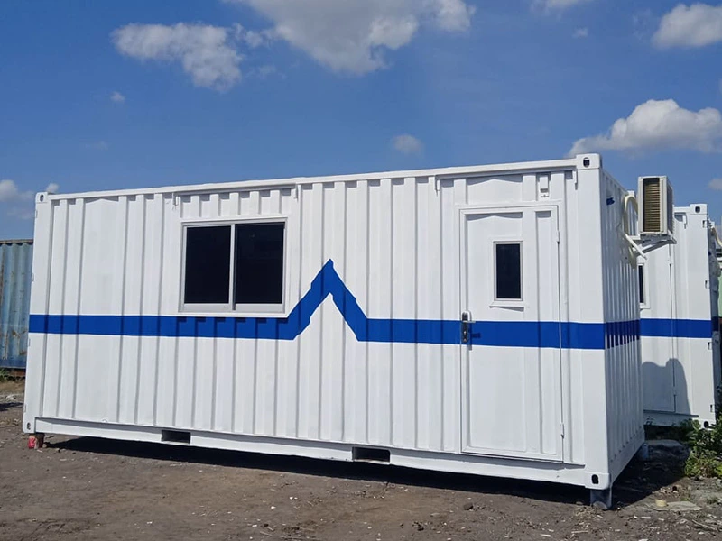Tampak depan container office dengan pintu masuk dan jendela