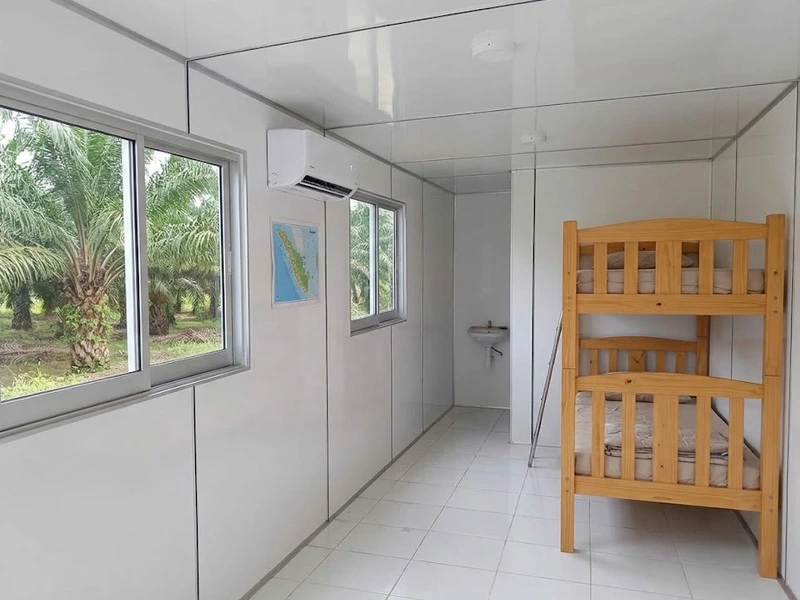 Interior mess karyawan dengan tempat tidur susun