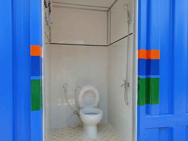 Fasilitas kamar mandi mess karyawan container